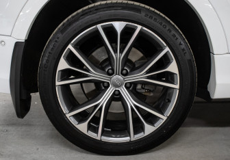 Подержанный автомобиль Audi Q8 2020 года (30 фото)