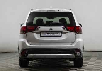 Подержанный автомобиль Mitsubishi Outlander 2017 года (6 фото)
