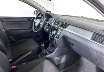 Подержанный автомобиль Skoda Rapid Liftback 2016 года (7 фото)