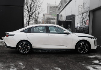 Подержанный автомобиль Changan Lamore 2024 года (4 фото)