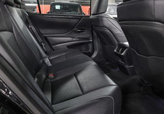 Подержанный автомобиль Lexus ES 2019 года (12 фото)
