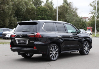 Подержанный автомобиль Lexus LX 2016 года (5 фото)