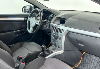 Подержанный автомобиль Opel Astra Hatchback 2011 года (7 фото)