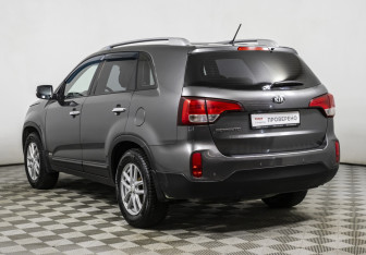 Подержанный автомобиль Kia Sorento 2015 года (7 фото)