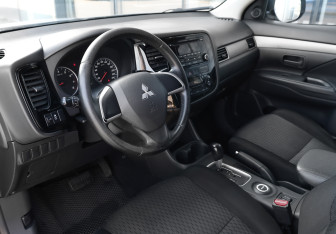 Подержанный автомобиль Mitsubishi Outlander 2013 года (14 фото)