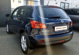 Подержанный автомобиль Nissan Qashqai 2009 года (7 фото)