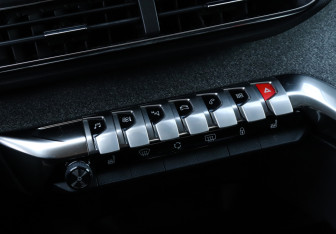 Подержанный автомобиль Peugeot 3008 2022 года (16 фото)