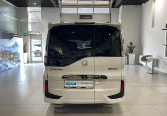 Подержанный автомобиль Honda Stepwgn 2019 года (5 фото)