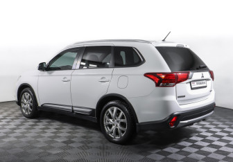 Подержанный автомобиль Mitsubishi Outlander 2015 года (7 фото)