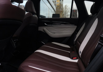 Подержанный автомобиль Geely Monjaro 2023 года (9 фото)