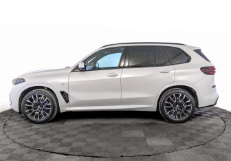 Подержанный автомобиль BMW X5 M 2025 года (8 фото)