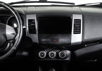 Подержанный автомобиль Mitsubishi Outlander 2011 года (14 фото)