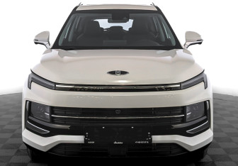 Новый Москвич 3 2025 (5 фото)