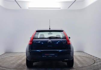 Подержанный автомобиль Citroen C4 Hatchback 2011 года (4 фото)