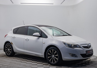 Подержанный автомобиль Opel Astra Hatchback 2011 года (7 фото)