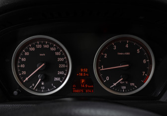 Подержанный автомобиль BMW X6 2012 года (12 фото)