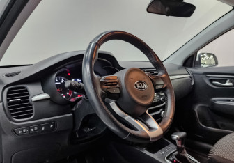 Подержанный автомобиль Kia Rio Hatchback 2018 года (15 фото)
