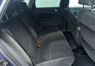 Подержанный автомобиль Ford Focus Hatchback 2006 года (13 фото)