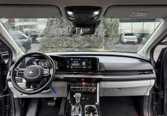 Подержанный автомобиль Kia Carnival 2021 года (13 фото)