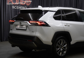 Подержанный автомобиль Toyota RAV4 2022 года (23 фото)