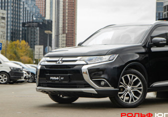 Подержанный автомобиль Mitsubishi Outlander 2016 года (15 фото)