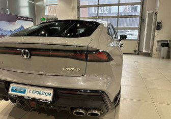 Подержанный автомобиль Changan UNI-V 2023 года (10 фото)