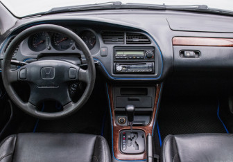 Подержанный автомобиль Honda Accord Sedan 2000 года (13 фото)