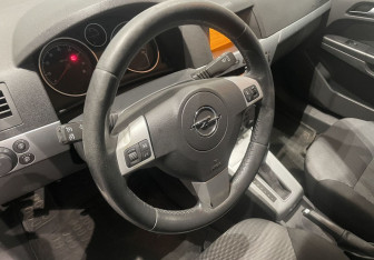 Подержанный автомобиль Opel Astra Wagon 2011 года (14 фото)