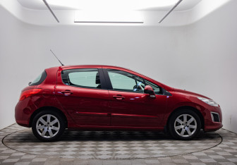 Подержанный автомобиль Peugeot 308 Hatchback 2011 года (4 фото)