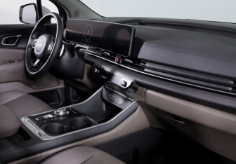 Подержанный автомобиль Kia Carnival 2024 года (9 фото)