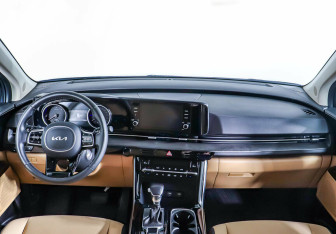 Подержанный автомобиль Kia Carnival 2021 года (10 фото)