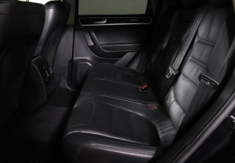 Подержанный автомобиль Volkswagen Touareg 2011 года (12 фото)