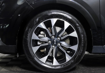 Подержанный автомобиль Kia Carnival 2021 года (32 фото)