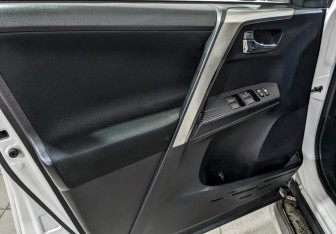 Подержанный автомобиль Toyota RAV4 2013 года (19 фото)