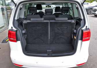 Подержанный автомобиль Volkswagen Touran 2012 года (9 фото)