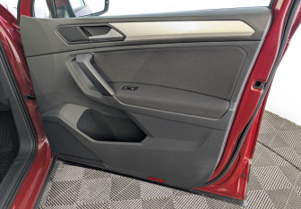 Подержанный автомобиль Volkswagen Tiguan 2021 года (24 фото)