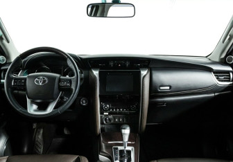 Подержанный автомобиль Toyota Fortuner 2017 года (6 фото)