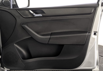 Подержанный автомобиль Skoda Rapid Liftback 2015 года (25 фото)