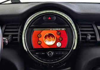 Подержанный автомобиль MINI Hatch 2019 года (13 фото)