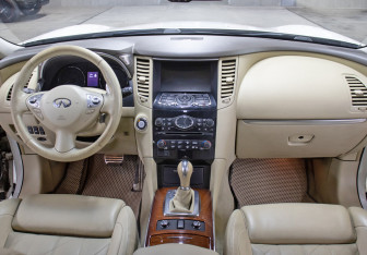 Подержанный автомобиль Infiniti FX 2012 года (15 фото)