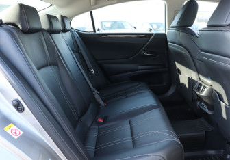 Подержанный автомобиль Lexus ES 2019 года (11 фото)