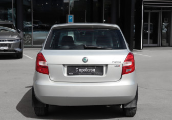 Подержанный автомобиль Skoda Fabia Hatchback 2012 года (6 фото)