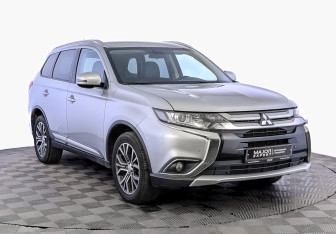 Подержанный автомобиль Mitsubishi Outlander 2016 года (3 фото)
