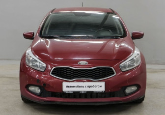 Подержанный автомобиль Kia Ceed Hatchback 2013 года (2 фото)