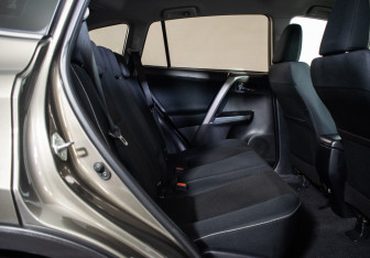 Подержанный автомобиль Toyota RAV4 2016 года (9 фото)