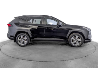 Подержанный автомобиль Toyota RAV4 2020 года (4 фото)