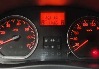 Подержанный автомобиль Renault Sandero 2012 года (13 фото)