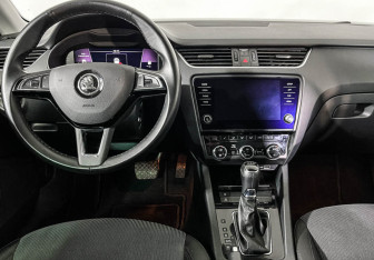 Подержанный автомобиль Skoda Octavia Liftback 2019 года (12 фото)