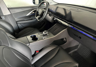 Подержанный автомобиль Omoda C5 2023 года (10 фото)