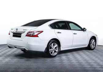 Подержанный автомобиль Nissan Teana 2014 года (5 фото)
